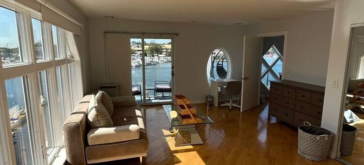 Luxurious Amenity Filled Water-Front Home in Family Friendly Neighborhood.图片