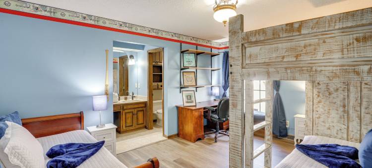 近堪萨斯城的3000平方英尺团体度假屋，带泳池(3,000-sq-ft Group Getaway w/ Pool Near Kansas City)图片