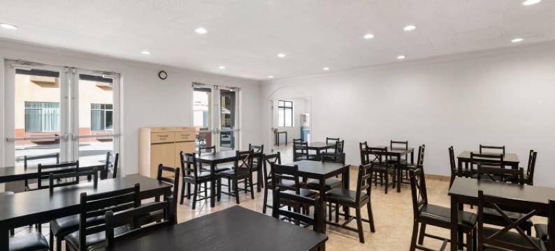 圣地亚哥酒店圈温德姆华美达酒店及套房(Ramada Suites by Wyndham San Diego)图片