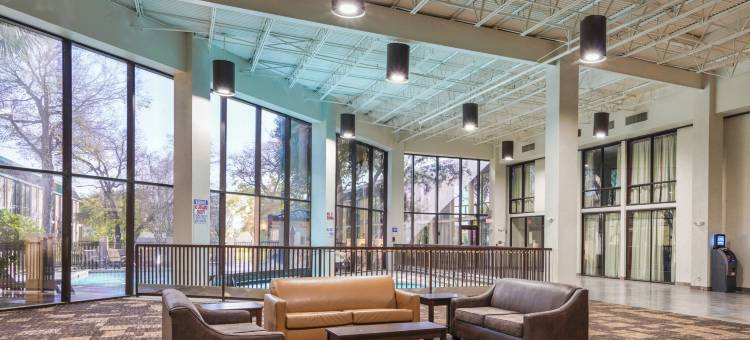 休斯顿IAH机场西南红顶Plus套房酒店(Red Roof Plus+ & Suites Houston - IAH Airport SW)图片