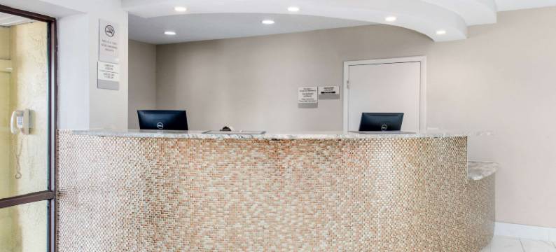 克拉丽奥酒店及套房-基西米-南布埃纳维斯塔湖(Clarion Inn & Suites Kissimmee-Lake Buena Vista South)图片