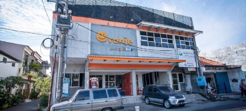 泗水红多兹斯瓦兰克托酒店(RedDoorz near Suroboyo Carnival Park)图片