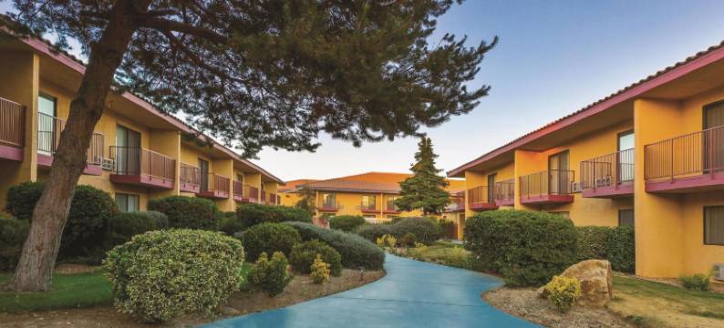 特哈查比温德姆呗盟酒店(Baymont by Wyndham Tehachapi)图片