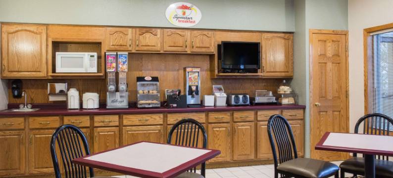 门罗温德姆速8酒店(Super 8 by Wyndham Monroe WI)图片