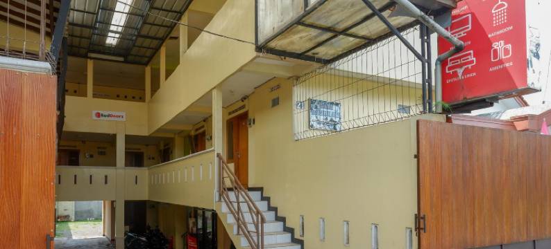 红多兹伊斯兰酒店-近GOR萨特里亚4号(RedDoorz Syariah Near Gor Satria 4)图片