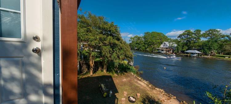 巴斯金费尔霍普河畔，距海湾38分钟，Waterfront、皮划艇微型小屋(Bass-KIN on the RIver-Tiny House in F'Hope-Waterfront-Kayaks-38Min to Gulf)图片