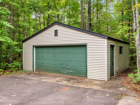 Designer cottage on Statenaker Lake with dock access, trails, & air hockey table