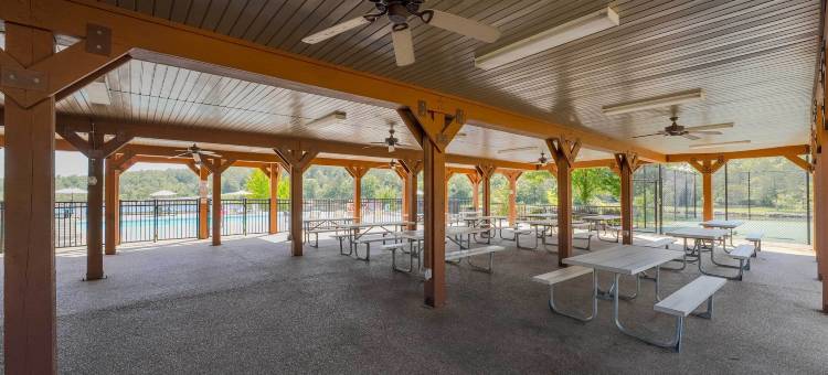 布兰森湖滨小屋：距离布兰森大道6英里！(6 Mi to Branson Strip! Lakefront Home with Fireplace)图片