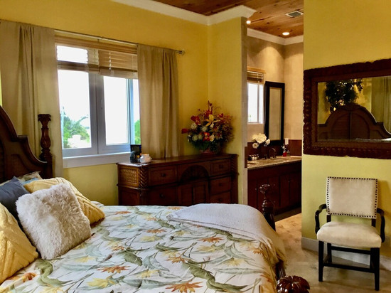 Beach front with Pool. Charming 4 bdrm Villa with AC / Patios &Blue Green Ocean
