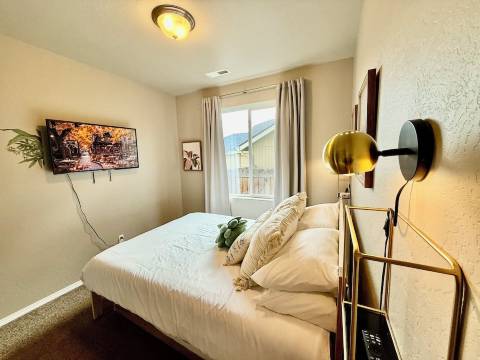 Top Rated! Bring the Kids, Big Backyard! Sleeps 12. Fast Wifi.