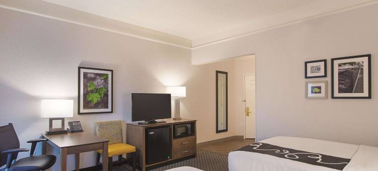 俄克拉何马城西北高速公路拉昆塔温德姆套房酒店(La Quinta Inn & Suites by Wyndham Oklahoma City - NW Expwy)图片