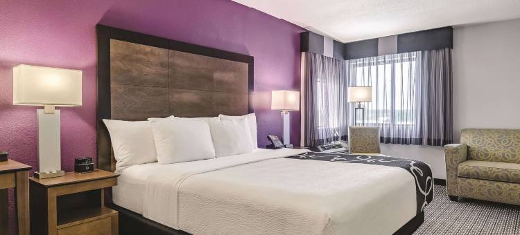 沃威克普罗维登斯机场拉昆塔温德姆套房酒店(La Quinta Inn & Suites by Wyndham Warwick Providence Airport)图片