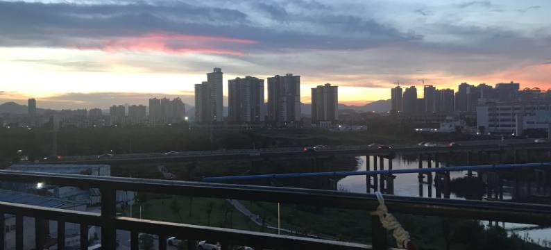 淡水温馨江景大三房公寓(府东北街1号分店)图片