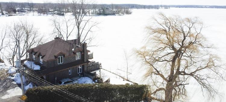 舒适的小屋在可导航的水边(Chalet Chaleureux Sur le Bord de l'Eau Naviguable)图片
