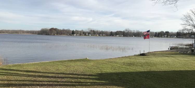 Rose Lake,  Cottage with Pontoon, Coldwater, Michigan (aka Lake of the Woods)图片