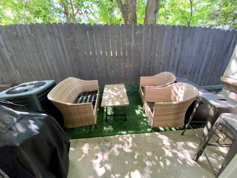 Townhouse in the West End steps from everything! Main St, Falls Park, Baseball