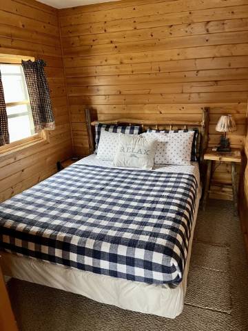 EAGLE LODGE - Cozy Cabin Overlooking the Beautiful E. Fork of the Chippewa River