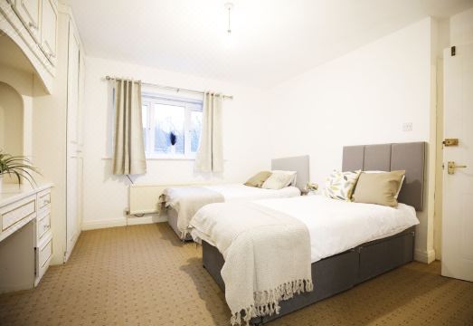 Newly-furnished, Detached 4 bedroom Didsbury home Hotel Overview