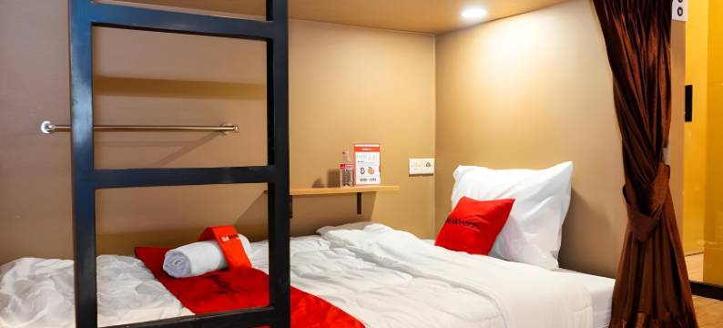 新邦利马迪潘斋坦红多兹青年旅馆(RedDoorz Hostel @ di Panjaitan Simpang Lima)图片