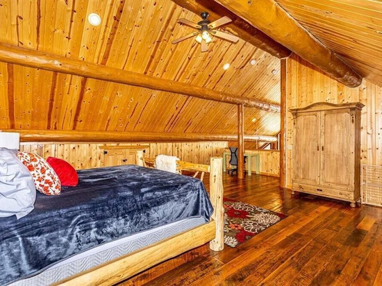 Luxurious Cozy Log Cabin in the Woods, Private getaway at the lake!