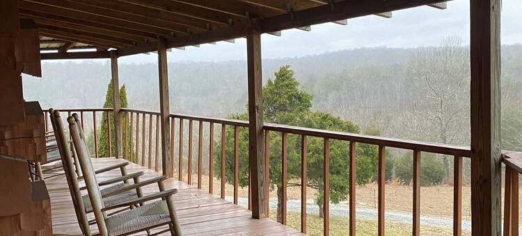 田纳西州山间粗犷质朴小屋，带阁楼(Rugged and Rustic Tennessee Mountain Cabin With Loft)图片