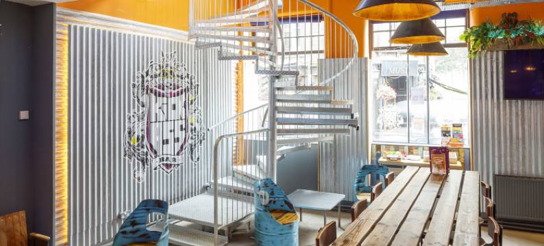 踢屁屁草市场-仅限18岁以上入住(Kick Ass Grassmarket (18+))图片