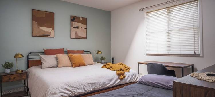 Modern 2-bedroom townhome in Chicago with private patio图片
