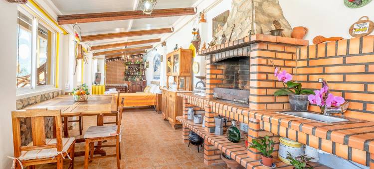 Arranho多元风格绿洲池畔魅力度假屋(Eclectic oasis with poolside charm in Arranho)图片