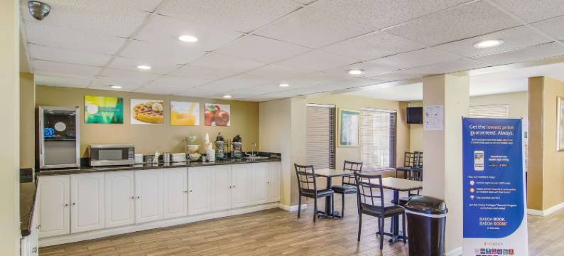 郊区开放式客房公寓酒店金斯兰和I-95(Suburban Studios Hotel Kingsland Near I-95)图片