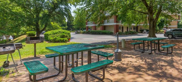 格林斯伯勒大树路美国长住套房酒店(Extended Stay America Select Suites - Greensboro - Wendover Ave - Big Tree Way)图片