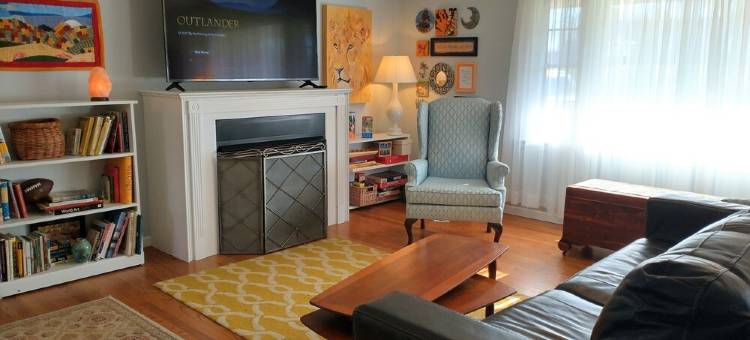 贝德福德，弗吉尼亚阳光之家蓝岭公园大道私人主层度假屋(Private MAIN LEVEL of this Sunny House Near the Blue Ridge Parkway, Bedford, VA)图片