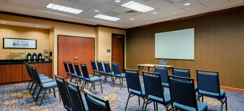 芝加哥绍姆堡/伍德菲尔德购物中心万怡酒店(Courtyard Chicago Schaumburg/Woodfield Mall)图片