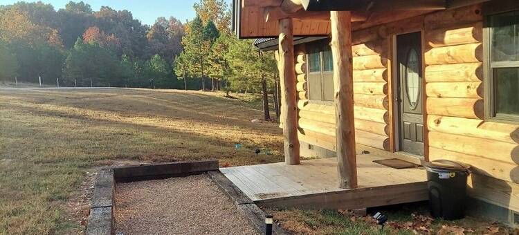 白野牛山庄瀑布景观木屋;亲子友好，配有通往湖泊的通道(Waterfall View Cabin at White Buffalo Lodge;Family-friendly with lake access)图片