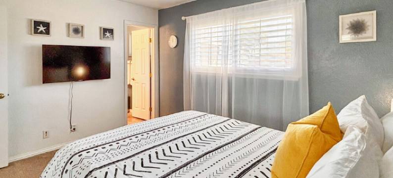 Fun Family Home Minutes to Beach & Legoland with Huge Backyard and a Playground图片