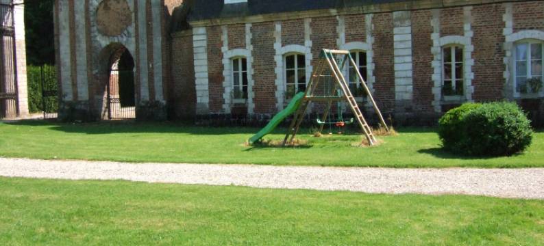 House near Merlimont-Plage and historic abbey图片