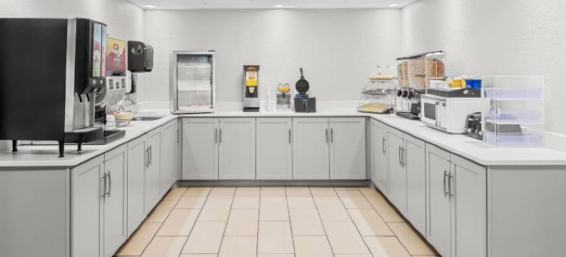 锡达拉皮兹戴斯套房酒店(Days Inn & Suites by Wyndham Cedar Rapids)图片