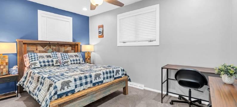 Cozy Den Retreat - Hot Tub - Game Room - BBQ - Fire Pit Min to Downtown Denver图片