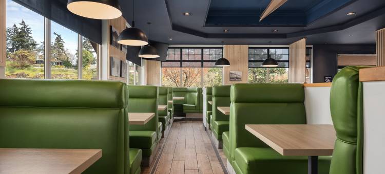 维多利亚麋鹿湖套房酒店(Holiday Inn VICTORIA – ELK LAKE by IHG)图片