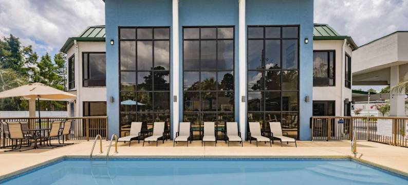 萨凡纳中城戴斯套房酒店(Days Inn & Suites by Wyndham Savannah Midtown)图片