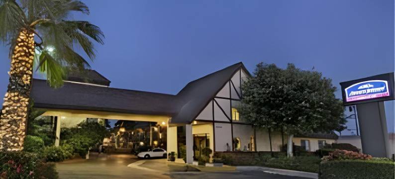 诺科豪生酒店(Howard Johnson by Wyndham Norco)图片