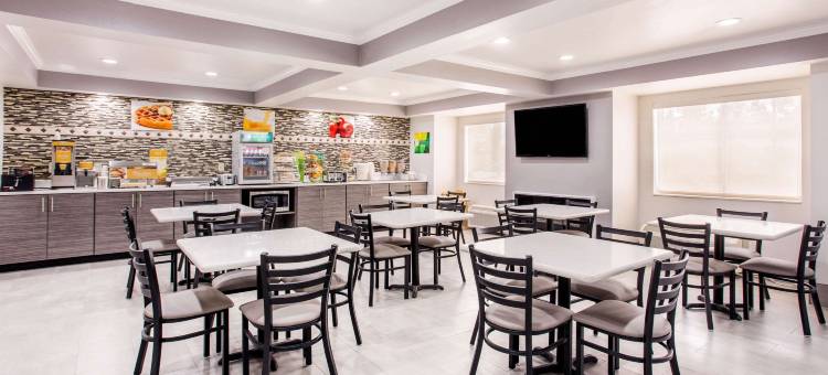 近奥特莱斯的默特尔比奇品质酒店及套房(Quality Inn & Suites Myrtle Beach Near Outlets)图片