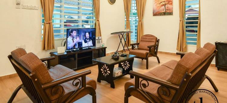 位于甘榜武吉光的4卧室独栋房屋-278平方米|带3个独立浴室(Luxury Semi-D (Hi-Speed Internet with TVbox) 11pax)图片