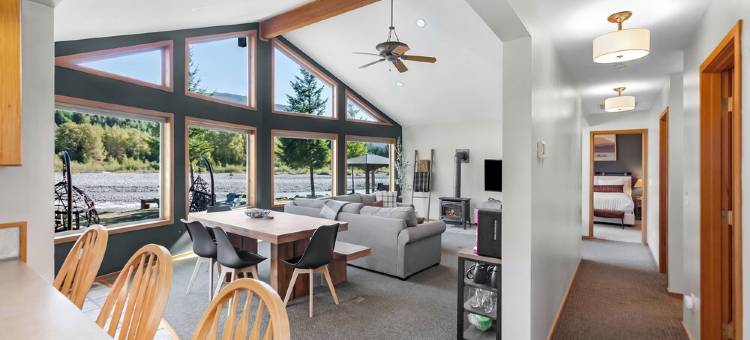 Th River House- Riverfront Cabin with Hot Tub, Fire Pit and Gazebo图片
