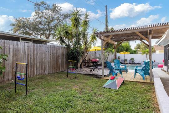 King, Pool, Garage Parking, Full Kitchen, 500Mbps, 4 TVs, W/D, Pets, Fenced Yard