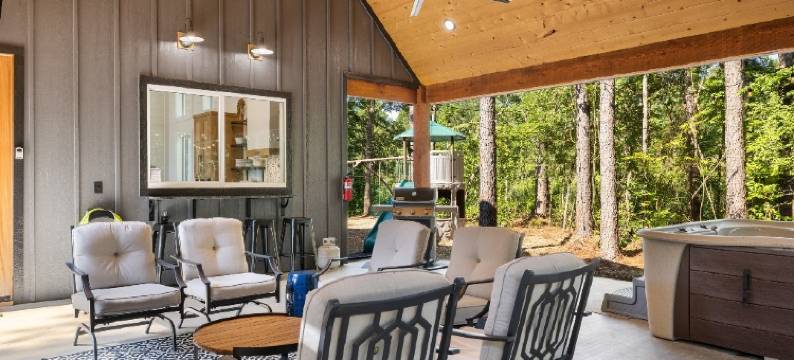 Hot Tub, Game Loft, and Cozy Patio - Stylish Bungalow Retreat图片