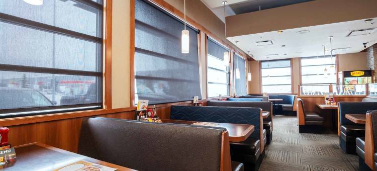 卡尔加里西套房桑德曼酒店(Sandman Hotel & Suites Calgary West)图片