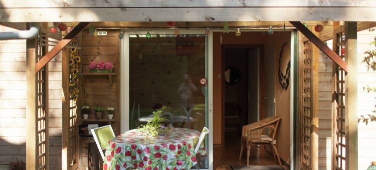 Cozy chalet with garden and pond view图片