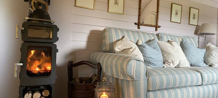 Cabins in Oxfordshire with Hot Tub & Meadow Views图片