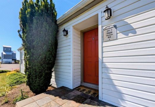 Charming Historic Cottage on Vineyard Hotel Overview