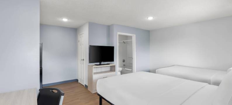 莱克兰北 I-4 郊区开放式客房(Suburban Studios Lakeland North I-4)图片